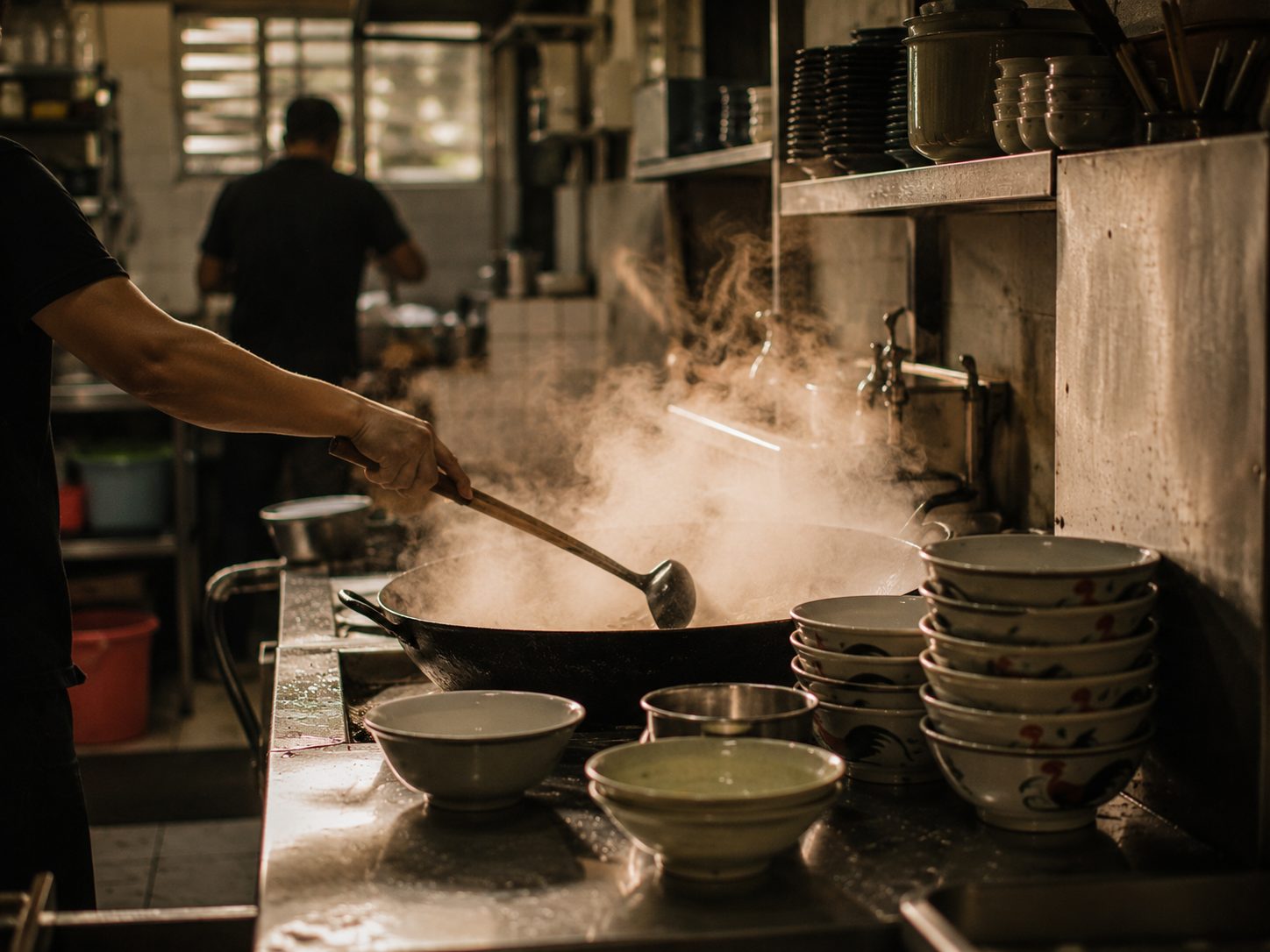 Dapur Belakang: Cerita di Balik Meja yang Selalu Penuh